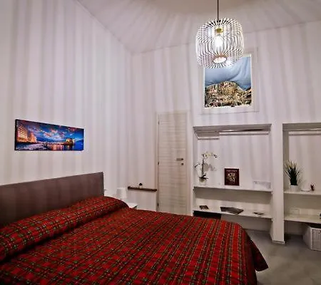 Гостевой дом Dante & Serenella Station 4*